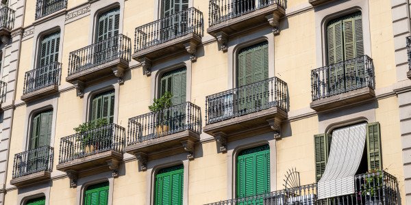 Pintar Fachadas y Patios de Luces de Comunidades Vecinos / Propietarios en Parla · Reparación y Preparación de Superficies